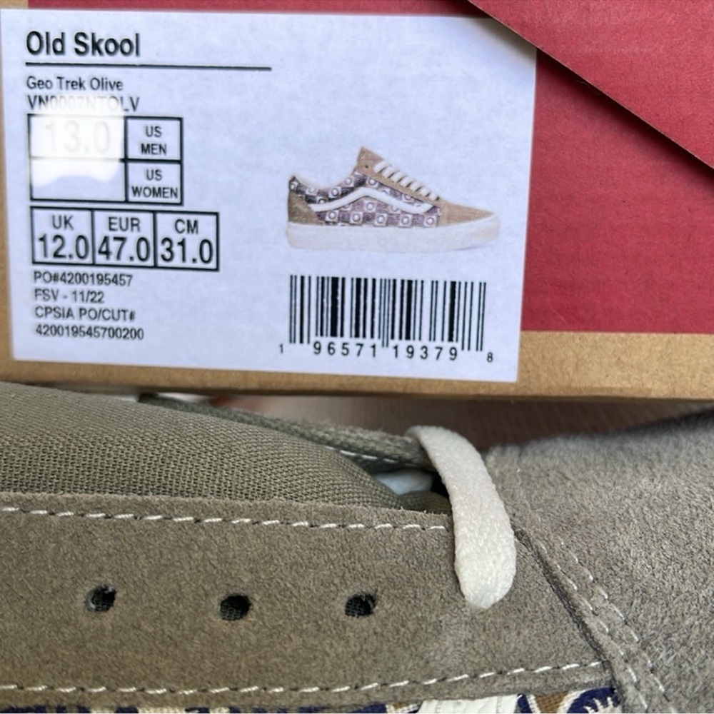 Vans WMNS Old Skool
Geo Trek Olive
VN0007NTOLV
Sneakers - Picture 16 of 16